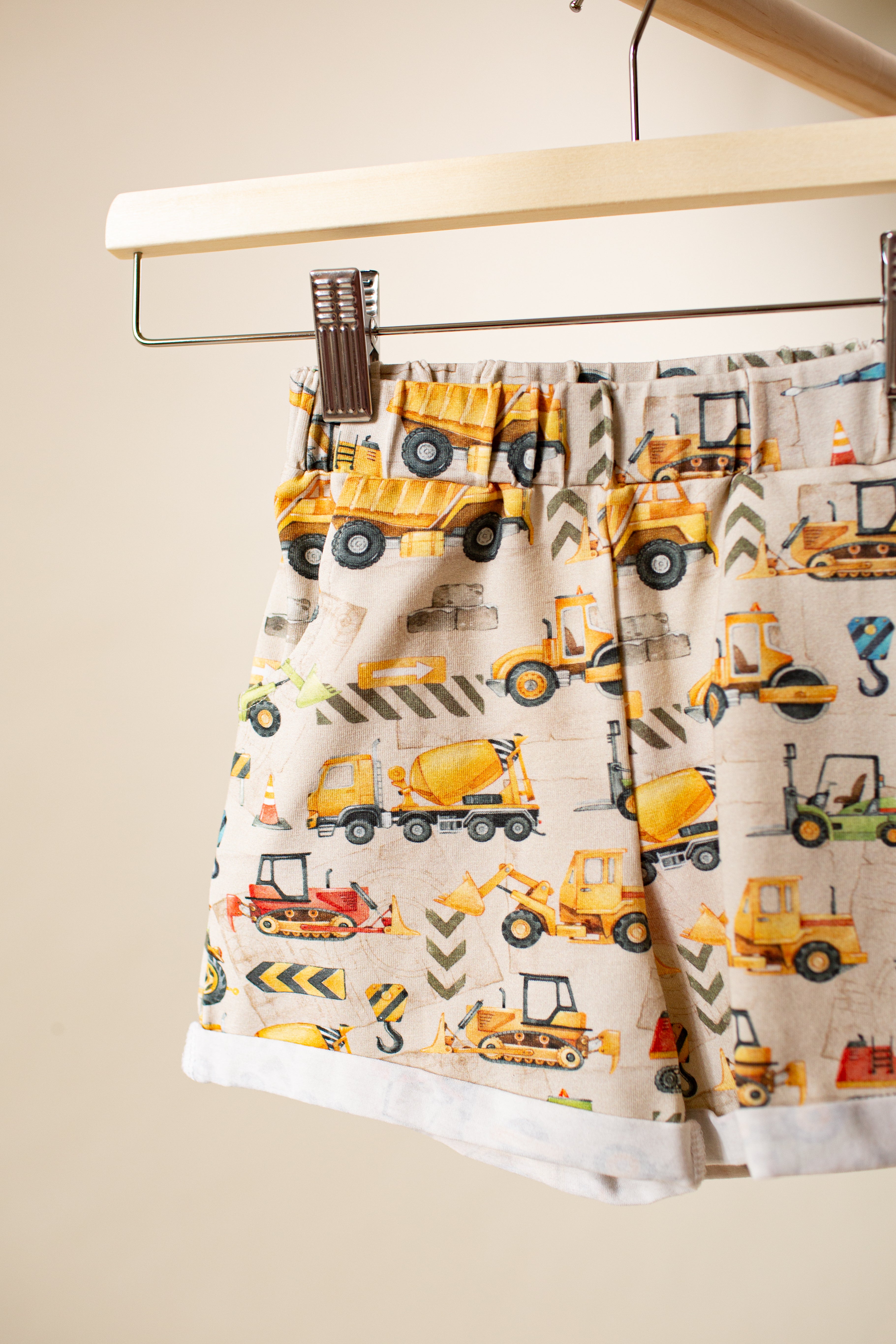 Šorti ar traktortehniku