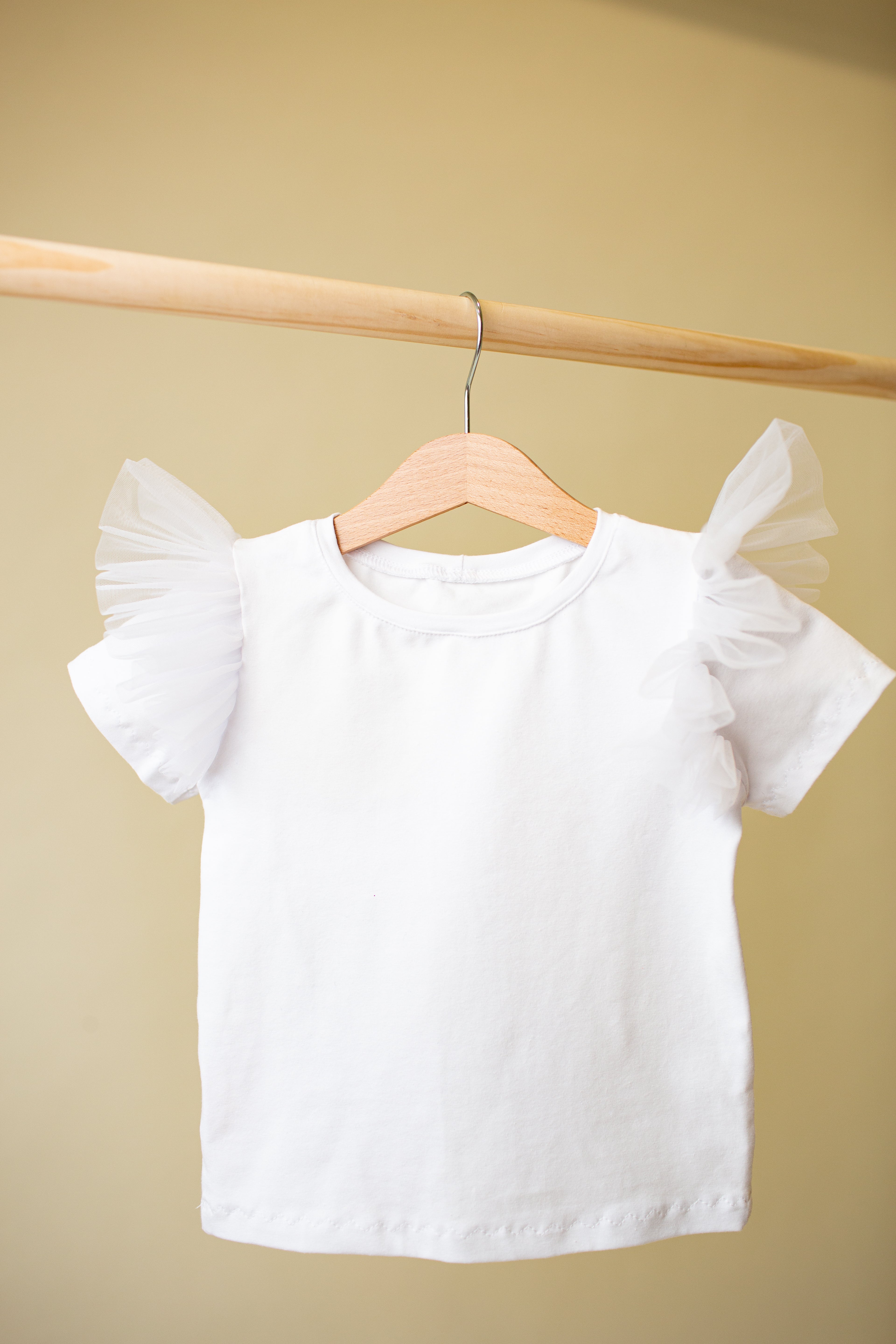 Balts krekliņš ar spārniņiem