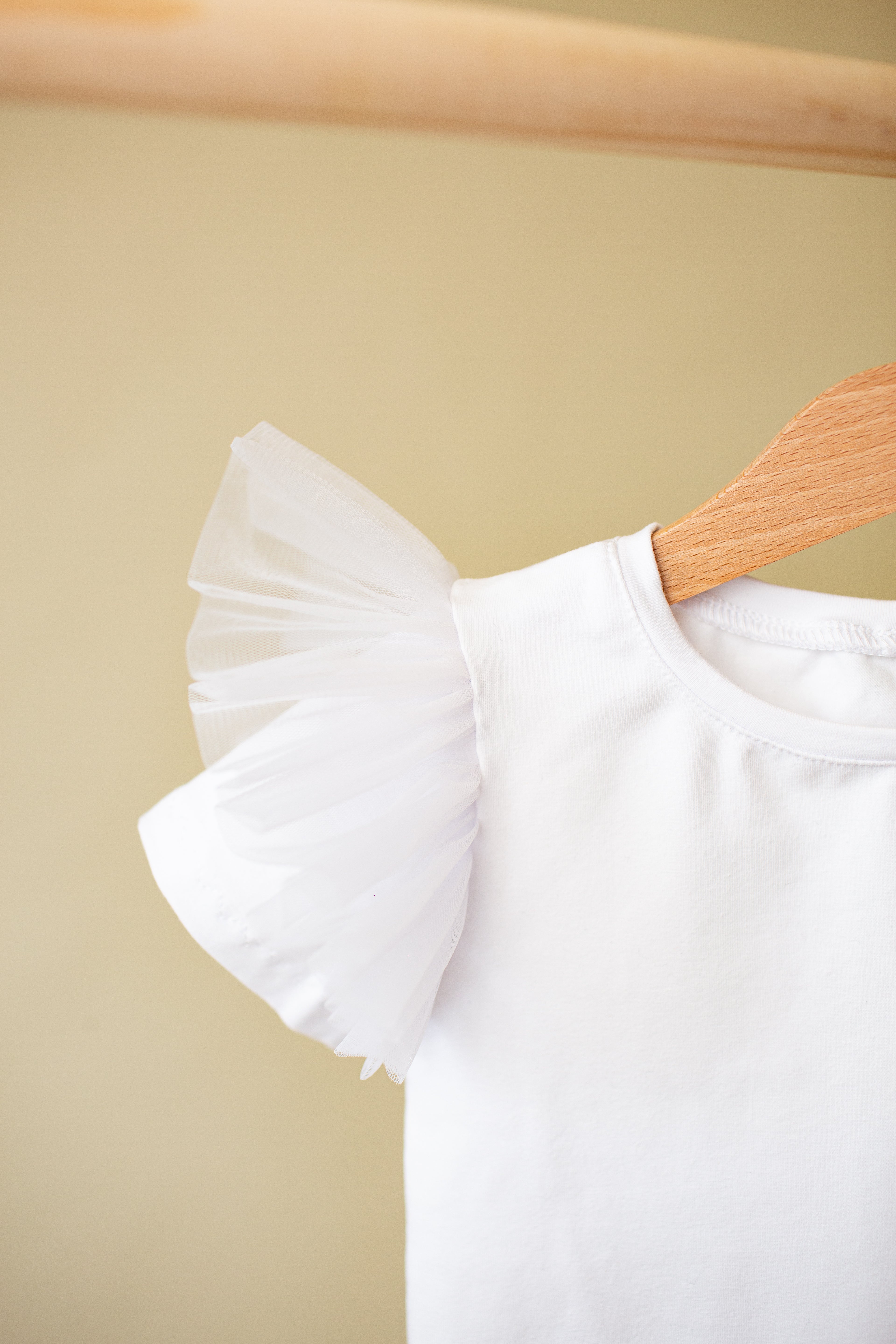 Balts krekliņš ar spārniņiem