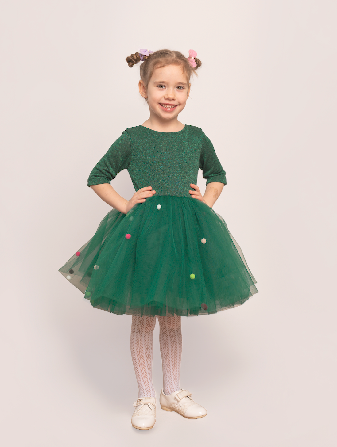 Zaļa spīdīgas trikotāžas kleita ar kuplu svārku daļu