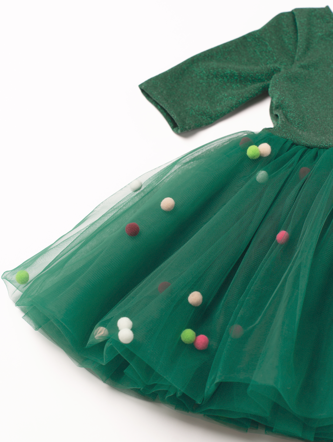 Zaļa spīdīgas trikotāžas kleita ar kuplu svārku daļu